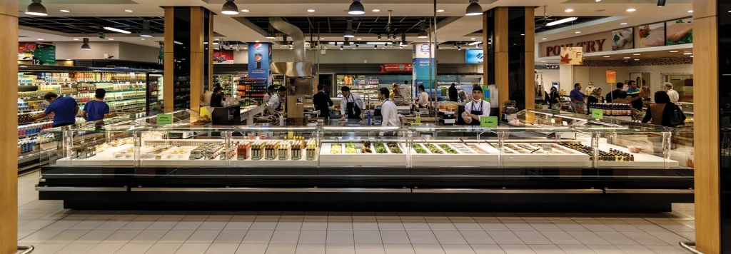 Modern refrigerated display counter for butcheries Fresh red meat in well-lit refrigerated butcher counter Adjustable LED lights inside deli display cabinet Easy-to-clean stainless refrigeration unit for retail وحدة عرض مبردة منحنية لمحلات الجزارة - مجموعة دينا Изогнутая холодильная витрина для мясного отдела – Dina Group холодильные витрины для мяса